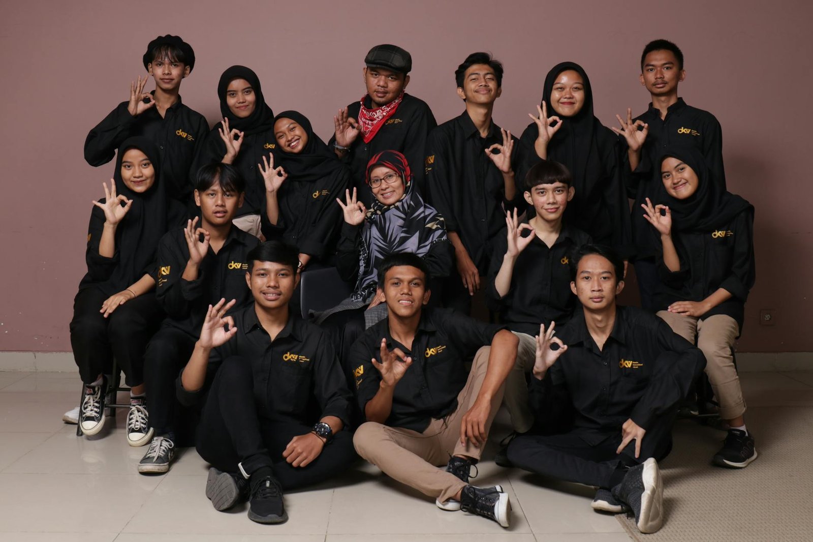 Gambar menampilkan judul berita terkini dengan latar belakang kota modern dan teks dinamis.