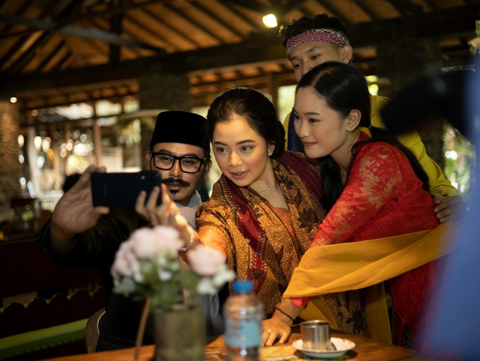 Gambar menampilkan rangkuman berita terbaru terpopuler hari ini dengan headline terkini dan visual menarik.