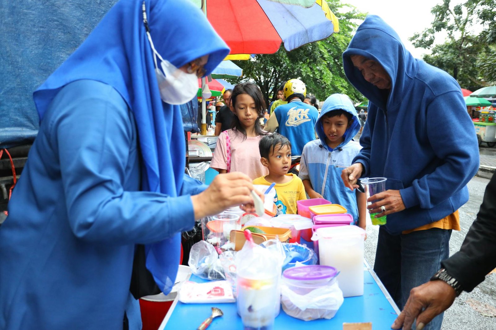 Ilustrasi tampilan website dengan headline terbaru berita hari ini, menampilkan topik politik, ekonomi, dan hiburan