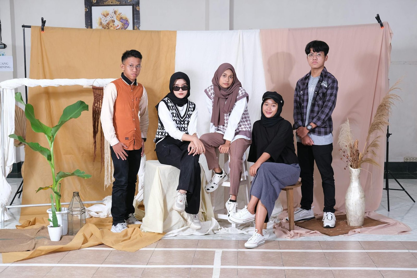 Gambar menampilkan judul-judul berita terbaru terpopuler hari ini dengan tampilan dinamis dan informatif
