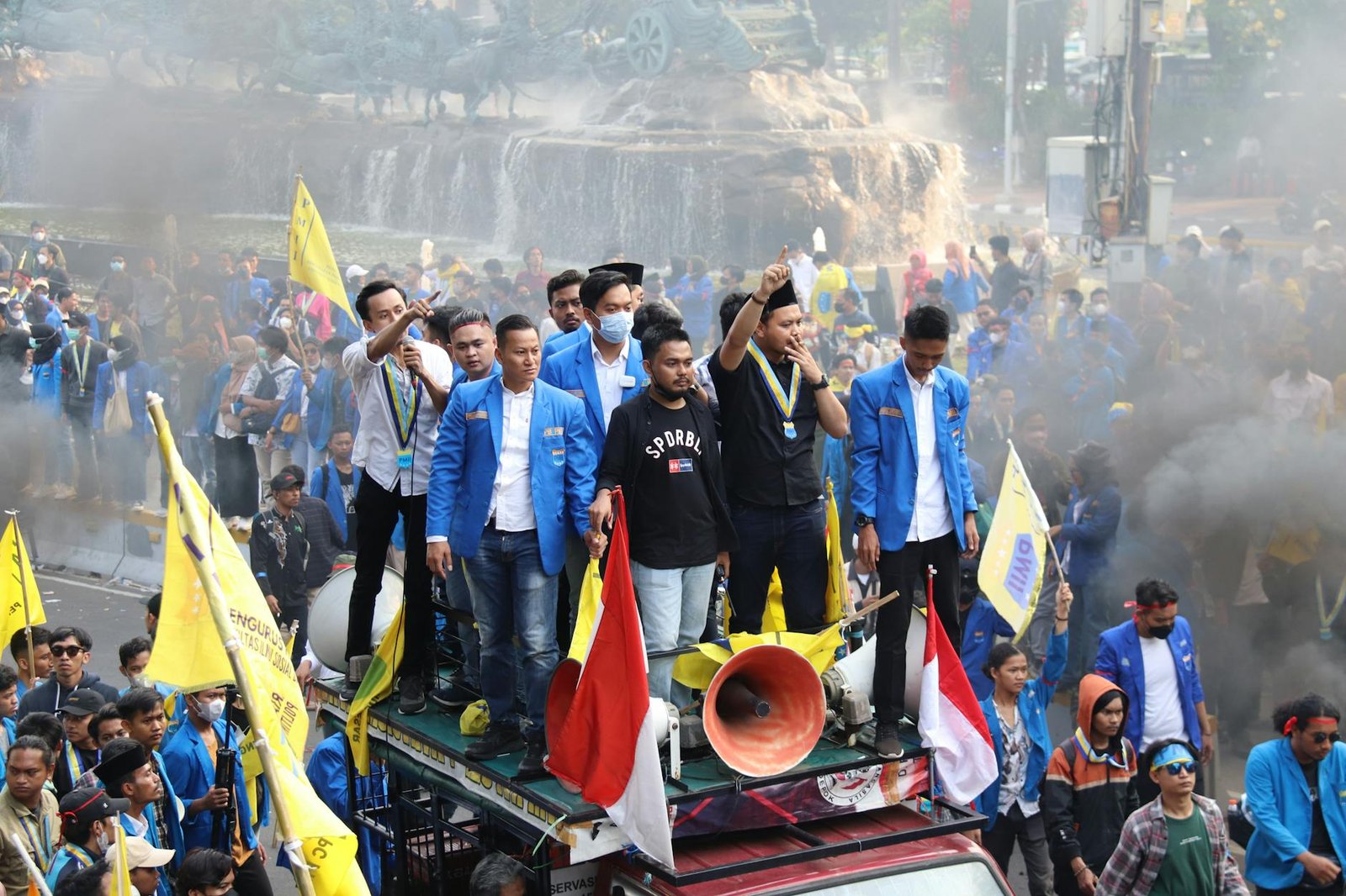 Ilustrasi berita hari ini menampilkan headline terkini dan gambar latar kota yang ramai
