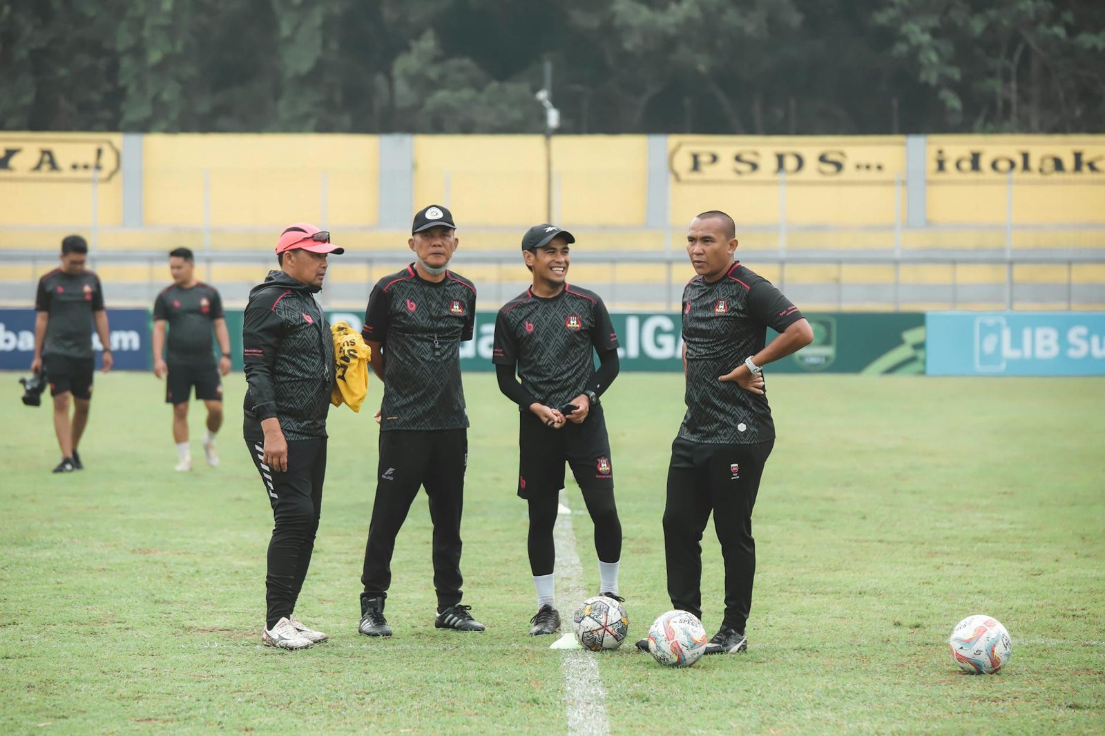 Foto aksi gol menegangkan dalam pertandingan terbaru, contoh berita bola terkini.
