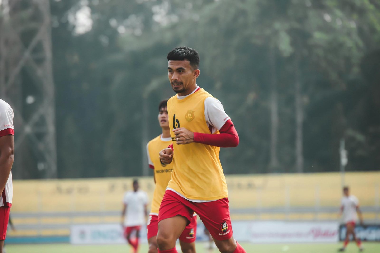 Foto pemain sepak bola merayakan gol dalam pertandingan liga terbaru, menampilkan aksi dramatis dan semangat kompetisi