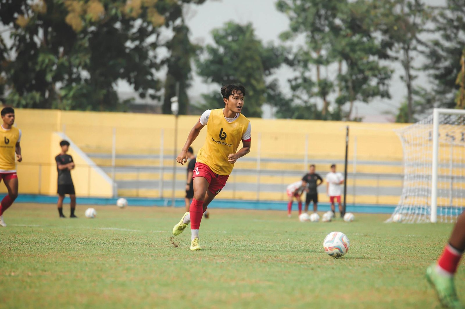 Gambar aksi gol spektakuler dalam pertandingan sepak bola terbaru, menampilkan momen dramatis dan sorakan penonton.