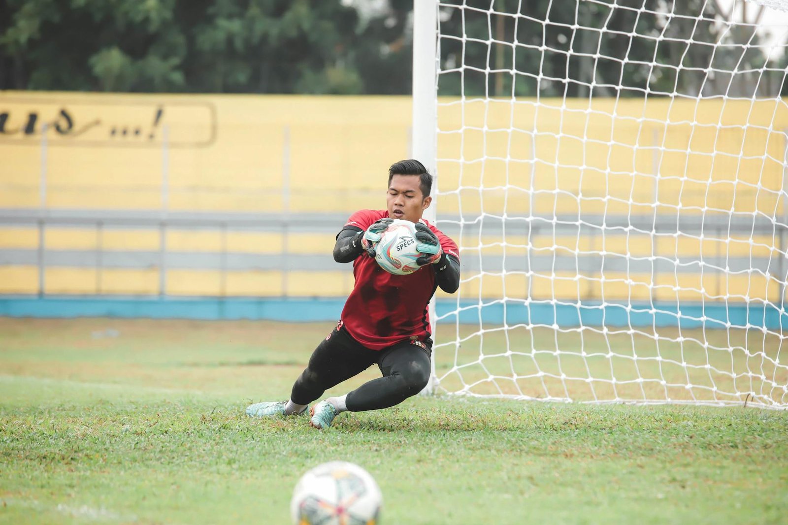 Foto aksi seru pemain sepak bola dalam pertandingan terbaru, menampilkan gol spektakuler dan sorakan penonton.